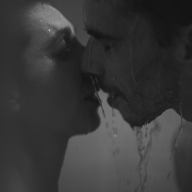 un baiser sous la douche d'un couple